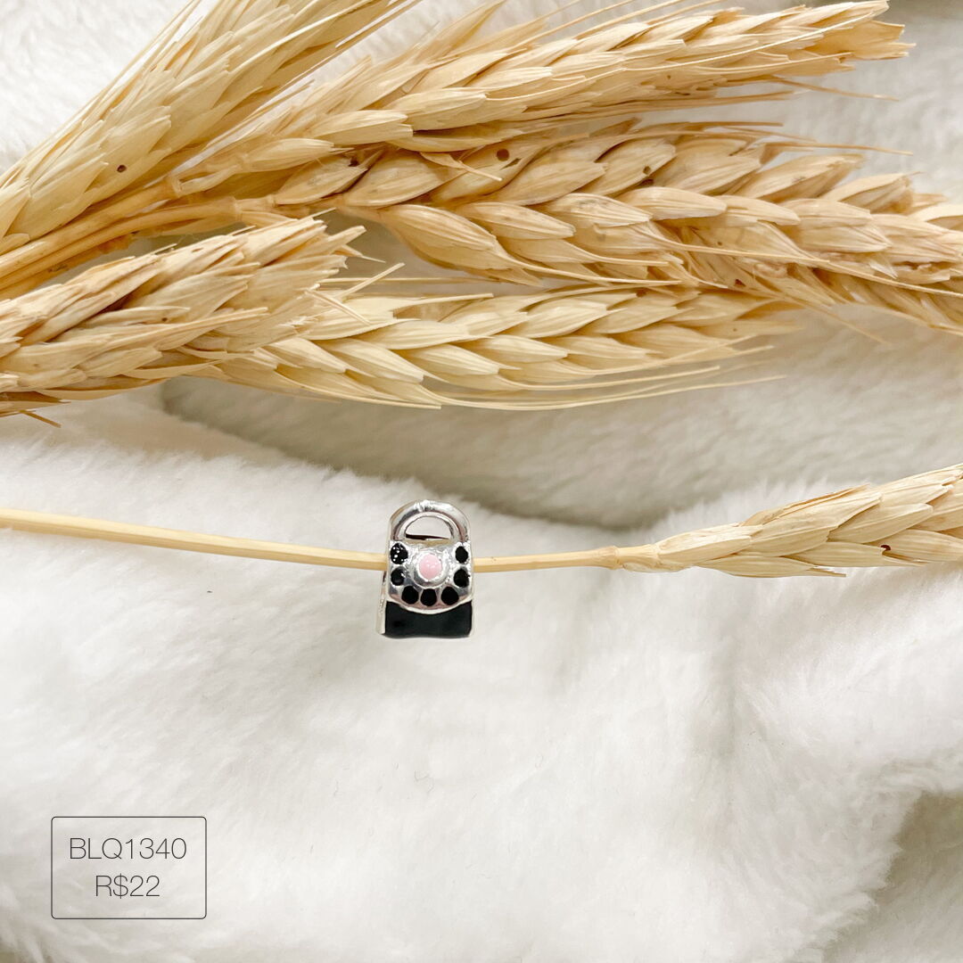 Berloque Bolsa Preta c/ Rosa Passador Esmaltado Prateado